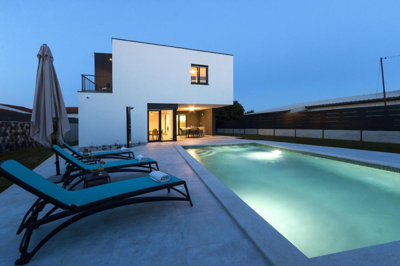 Modern 3-Bedroom Villa With A Private Pool Пула Екстер'єр фото