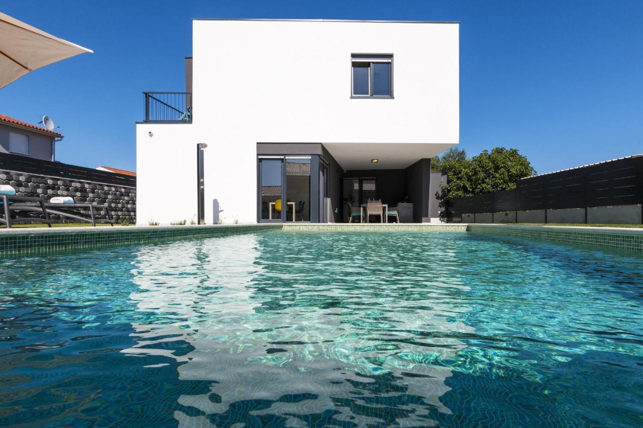 Modern 3-Bedroom Villa With A Private Pool Пула Екстер'єр фото
